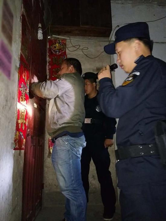 葫芦岛粗心妈妈误将幼女锁家中 